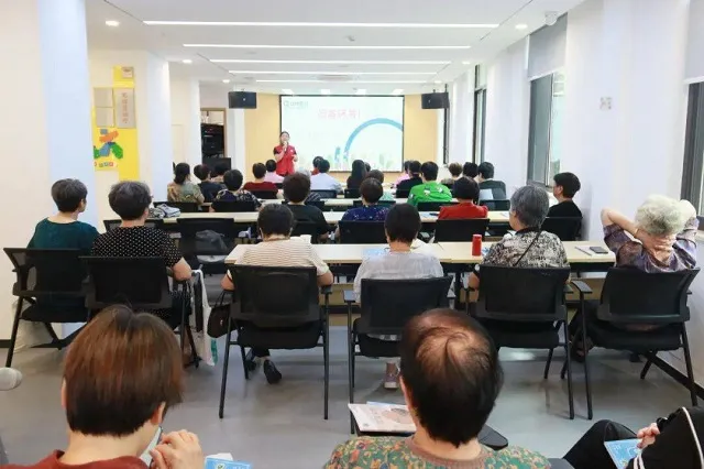 台州银行“银龄花开”暖心相伴：手势舞动金秋，爱心馒头庆生