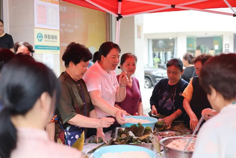 包粽快闪、邻里聚会、手工DIY……温州银行花式迎端午，金融暖流伴粽香