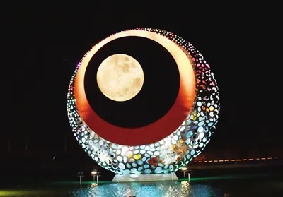 “超级月亮”再现夜空
