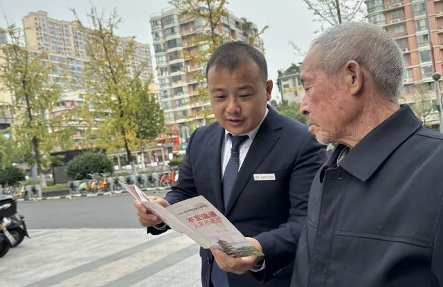 温州银行金华分行营业部开展不宜流通人民币宣传优化货币流通环境