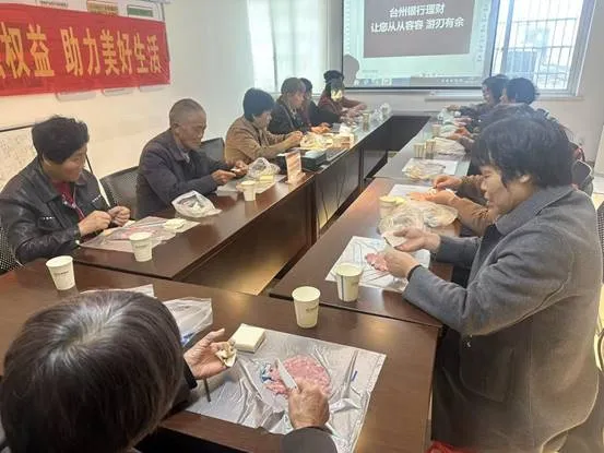 暖心包馄饨 情暖邻里间——台州银行衢江支行及双港支行公益活动圆满举办