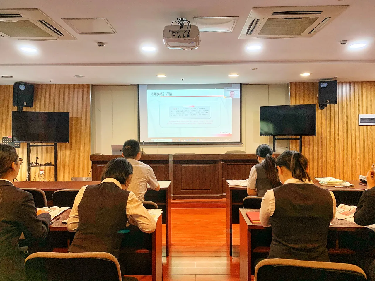 民泰银行绍兴分行召开2022年首届新闻写作和摄影培训会