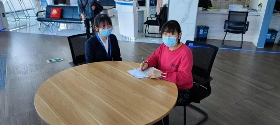 共度时艰  海盐农商银行为信贷客户提供延期服务