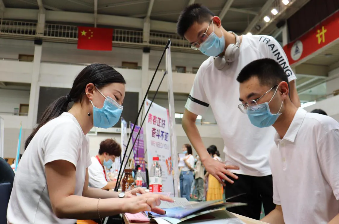 多措并举助就业，中国计量大学举办首场线下招聘会