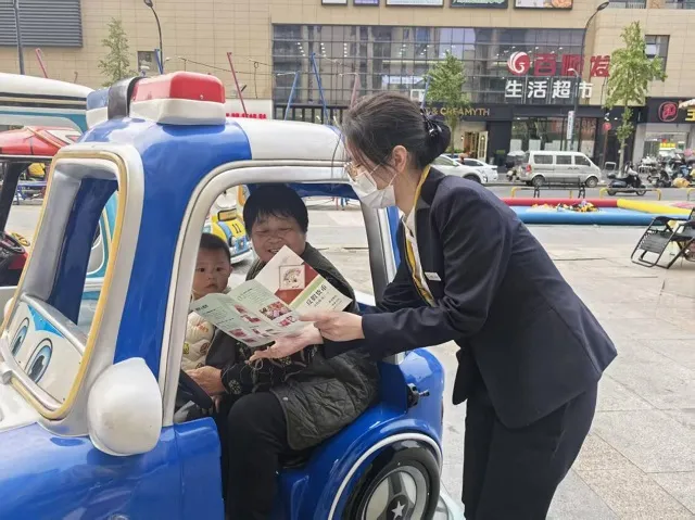 温州银行金东支行反假货币宣传“零距离”守护居民钱袋子