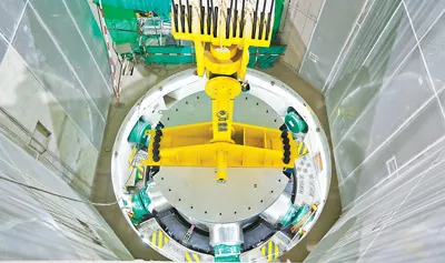 “华龙一号”全球首堆压力容器吊装成功