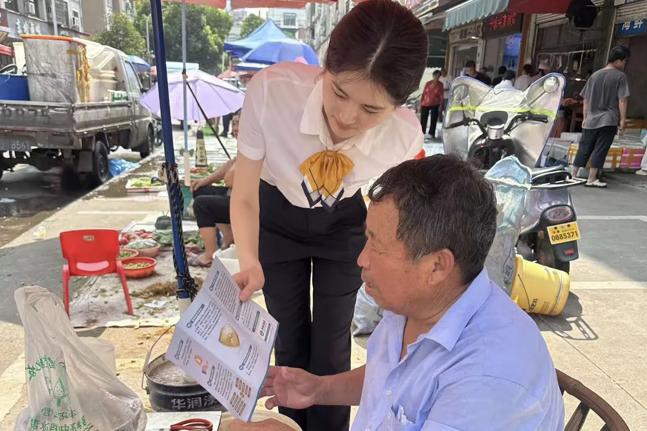 温州银行永康支行走进社区，普及存款保险知识