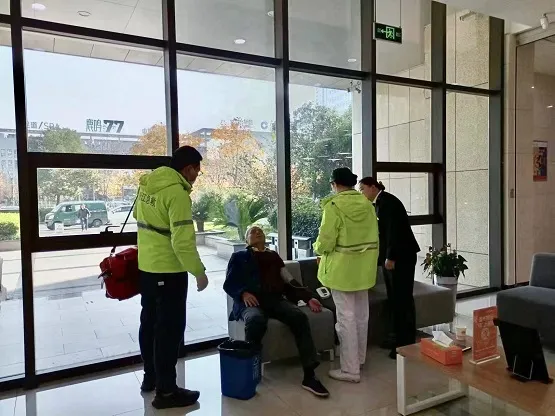 及时救助老年客户,用心服务暖人心