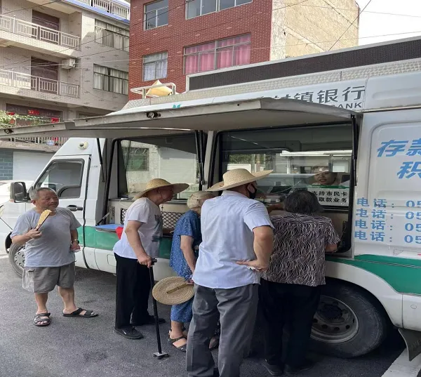 富阳恒通村镇银行：流动服务车让“惠民”随车而行！